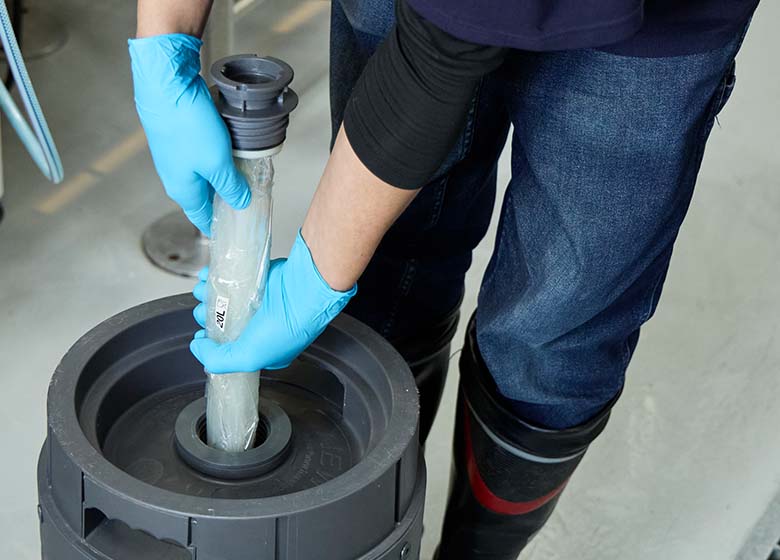 Inserting a fresh inner bag into the keg